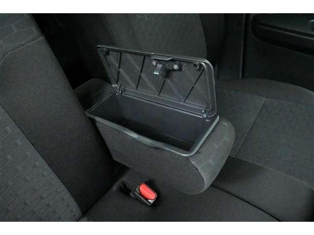◆フロントセンターアームレスト 装備。　レバーを押してフタを開けると、収納スペースがあります。（アームレストボックス）