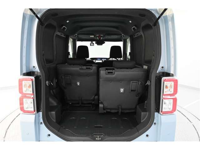 ◆リヤシートスライドで、乗車人数や荷物の大きさに合わせた幅広い使い方ができます。　後席シートバックのレバーで、荷室側からも簡単にスライド操作が可能です。