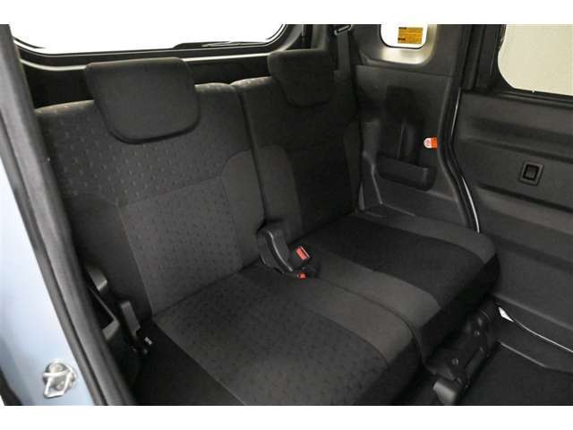 後部座席です。　頭上空間がたっぷりあり、前席との間隔も広くゆったりと座れます。　左右独立で、前後スライドとリクライニング調整が可能。