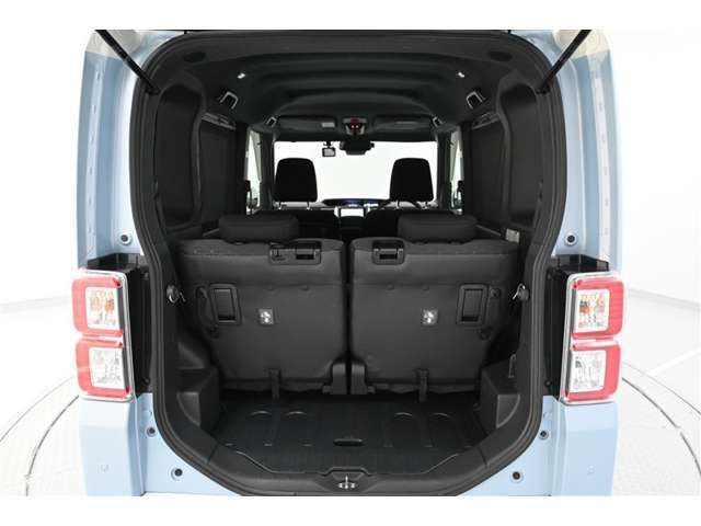 天井の高いラゲージルームです。ラゲージアンダートランクを活用することで、リヤシートを畳むことなく、背の高い荷物を収納できます。