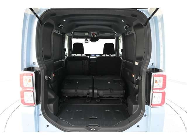 後席は、左右独立で前方へダイブイン格納ができ、スペースを広げることができます。