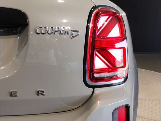 【オートライト】ヘッドライトのオンオフを自動で切り替えてくれる便利な機能です。トンネルを走行する際も自動で転倒致しますので、ライトの操作をしていただく必要は御座いません☆