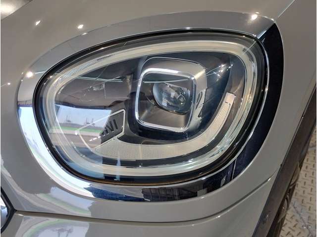 【オートライト】ヘッドライトのオンオフを自動で切り替えてくれる便利な機能です。トンネルを走行する際も自動で転倒致しますので、ライトの操作をしていただく必要は御座いません☆