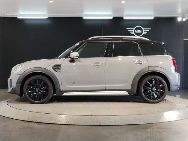 MINIは歴史的なレース【モンテカルロラリー】で2度の優勝！！規定違反による失格も含めれば3度の優勝を誇るれっきとしたレーシングカーです！