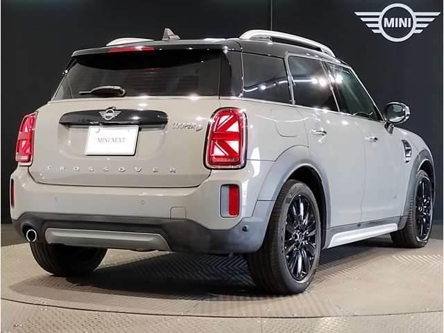 トランクルームにはカバーが付いており。目隠しや盗難防止などの効果が御座います。