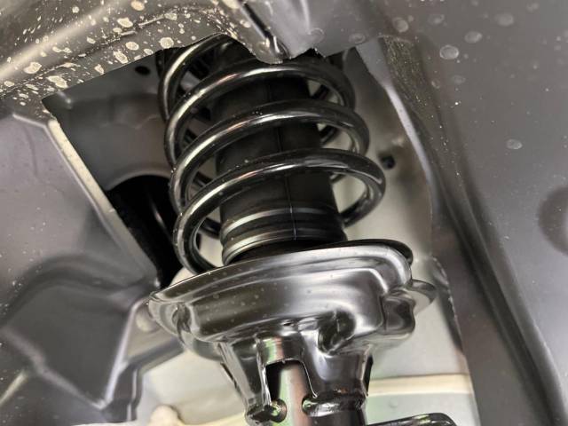 お車を安心してお乗りいただく為には、足回りの定期点検が欠かせません。サービスサポート（有償保証）では無料点検もご提供しており、安心のカーライフをお過ごしいただけるサポート体制が整っています。