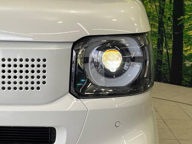 【LEDヘッドライト】悪天候や夜間走行時も良好な視界を確保し安心して運転できる高輝度LEDヘッドライトを装備！点灯速度が早く、消費電力も抑えられています。