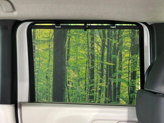 【ロールシェード】日差しや車外からの光が眩しいときにサッと引き出して使える、ロール格納タイプのサンシェードを装備。後席に乗ったお子様がウトウトしだした時など、ぜひご活用ください♪
