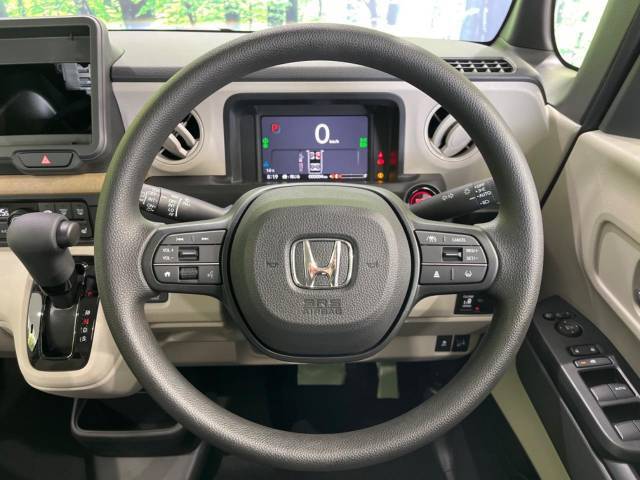 インテリアに合わせたデザインのステアリングは、運転される方のことも考え、運転しやすい形状、大きさです。是非一度、実際に触ってお確かめください。