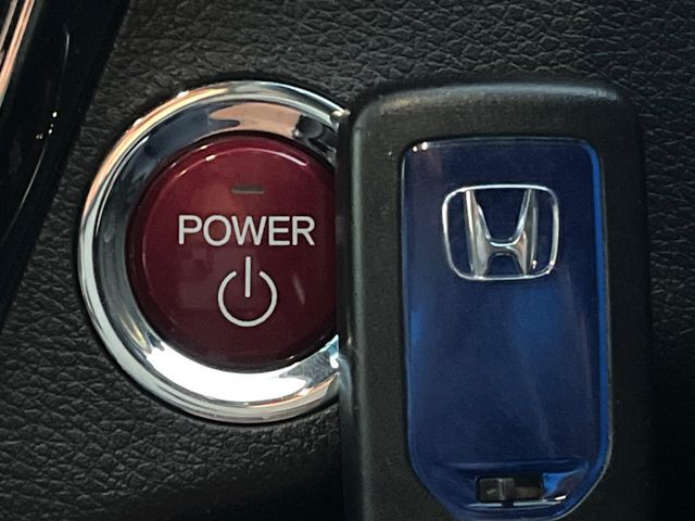 【Hondaスマートキー】カバンやポケットに入れたままでもドアの施錠・解錠が可能なスマートキーを装備。エンジンのオン・オフ時もカギを取り出す必要が無いからとっても便利です♪