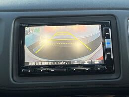 【バックカメラ】駐車時に後方がリアルタイム映像で確認できます。大型商業施設や立体駐車場での駐車時や、夜間のバック時に大活躍！運転スキルに関わらず、今や必須となった装備のひとつです！