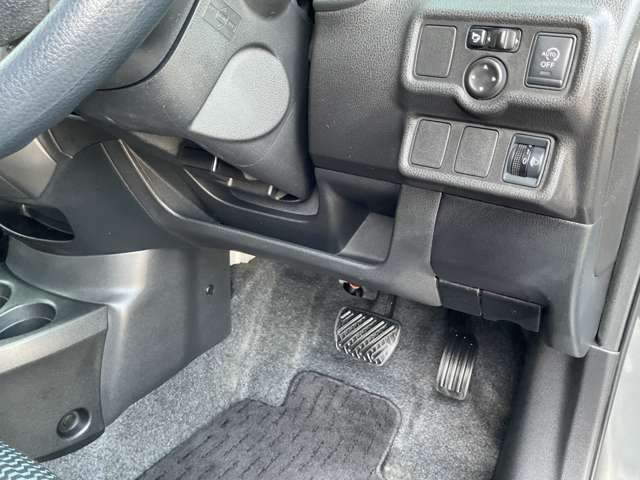 駐車ブレーキは手動式です