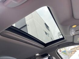 【サンルーフ】開放感たっぷりの希少装備、サンルーフが装着されています！車内に明かりを取り入れたり景色を楽しむ以外にも、車内の空気も簡単に換気できて快適です！