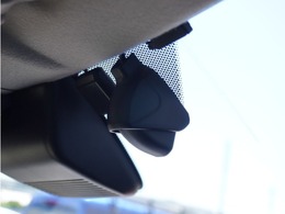 ◆ドライブレコーダー◆映像・音声などを記録する自動車用の装置です。　もしもの事故の際の記録はもちろん、旅行の際の思い出としてドライブの映像を楽しむことができます。