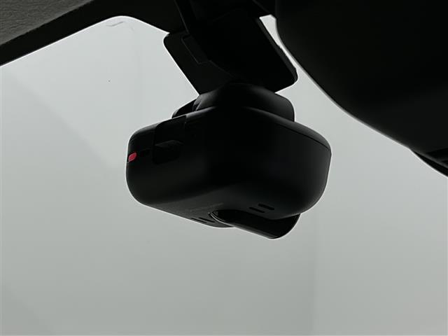 【ドライブレコーダー】映像・音声などの運転中の記録を残します。事故などを起こした起こされた時の証拠になりえますので、もしも時でも安心ですね。