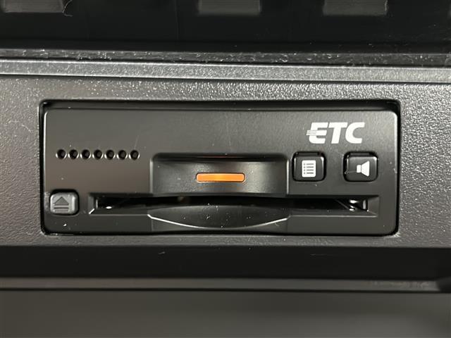 【ETC】有料道路を利用する際に料金所で停止することなく通過できる、ETC車載器（ノンストップ自動料金収受システム機器）が装備されています。セットアップを行うことで利用可能になります。
