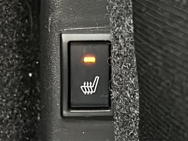 【シートヒーター】寒い日はもちろん、夏の冷房中にも効果を発揮します。長時間座っていると負担のかかりやすい背中や腰、寒い日に冷えやすい脚部に快適なぬくもりを伝えます。