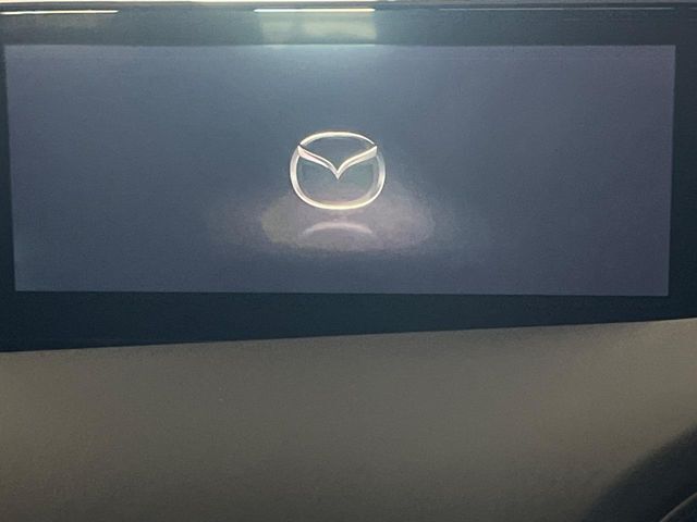 【マツダコネクトナビ】車内の雰囲気にマッチした一体型タイプのナビ。各種車輌設定やBluetooth再生等、様々な機能が楽しめます。直感的なダイヤル操作が可能で、使い勝手も良好です。