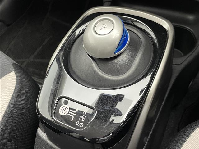 【シフトレバー】普段からよく触れるところなので肝心です。握りやすくて操作がとてもしやすいシンプルなシフトレバーになってます。