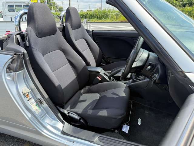 長時間の運転でも疲れにくいシートの形状で快適にドライブができます。