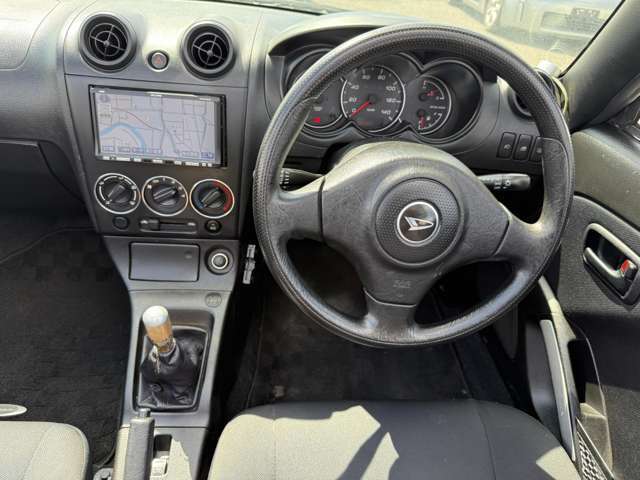 【ステアリング】操作性に優れたステアリング。走りを支える大事な部品です。本革巻きでグリップ力が高まります。