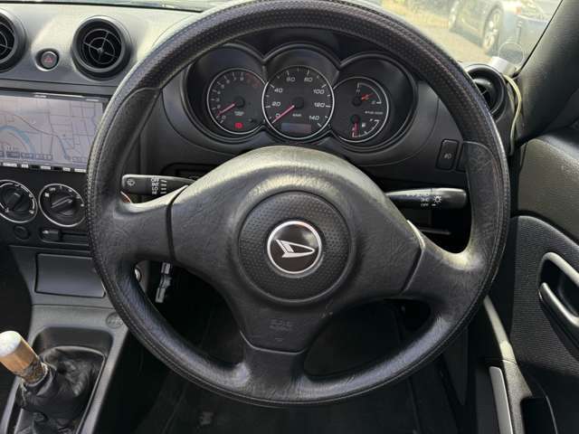 【ステアリング】操作性に優れたステアリング。走りを支える大事な部品です。エアバッグで万一の事故の場合の安心です。