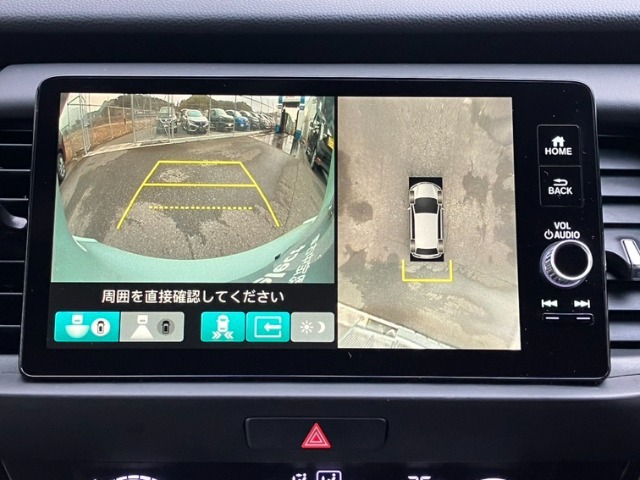 マルチビューモニター装備。画面にて後方の確認が行えるので、バック駐車や車庫入れの際には重宝します。車の運転に慣れない方でも安心のガイドライン表示機能付。