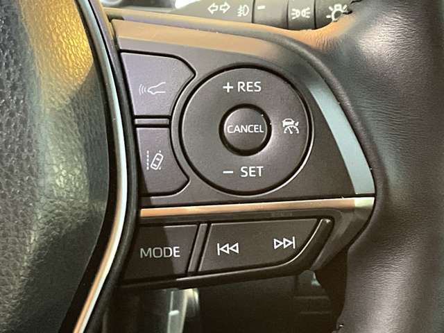 【ステアリング】軽い力で扱いやすいハンドルです。目立つ傷やスレなどなく綺麗な状態です！除菌プランいれていただくとさらに快適に！清潔なお車はお子様にも安心ですね！