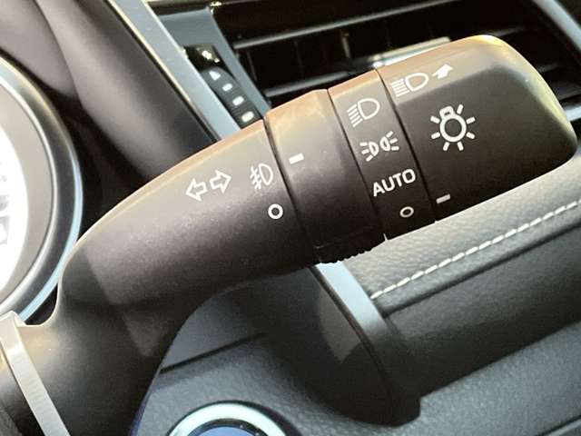 【ステアリング】軽い力で扱いやすいハンドルです。目立つ傷やスレなどなく綺麗な状態です！除菌プランいれていただくとさらに快適に！清潔なお車はお子様にも安心ですね！