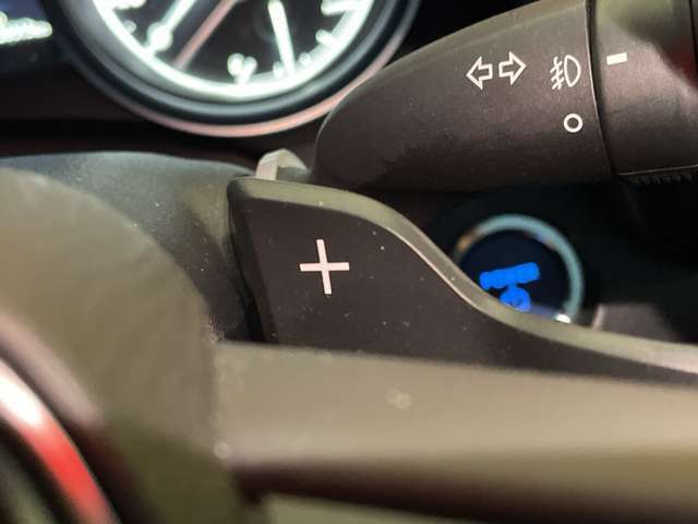 【ステアリング】軽い力で扱いやすいハンドルです。目立つ傷やスレなどなく綺麗な状態です！除菌プランいれていただくとさらに快適に！清潔なお車はお子様にも安心ですね！