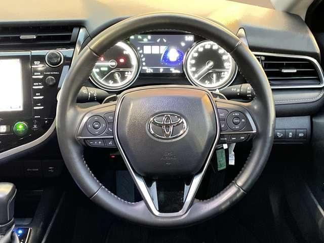 【ステアリング】軽い力で扱いやすいハンドルです。目立つ傷やスレなどなく綺麗な状態です！除菌プランいれていただくとさらに快適に！清潔なお車はお子様にも安心ですね！