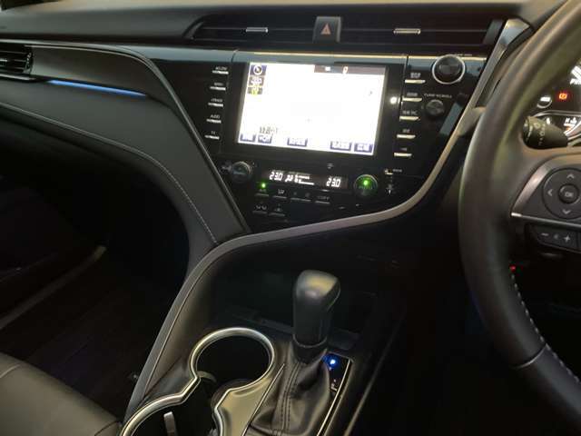 【ステアリング】軽い力で扱いやすいハンドルです。目立つ傷やスレなどなく綺麗な状態です！除菌プランいれていただくとさらに快適に！清潔なお車はお子様にも安心ですね！