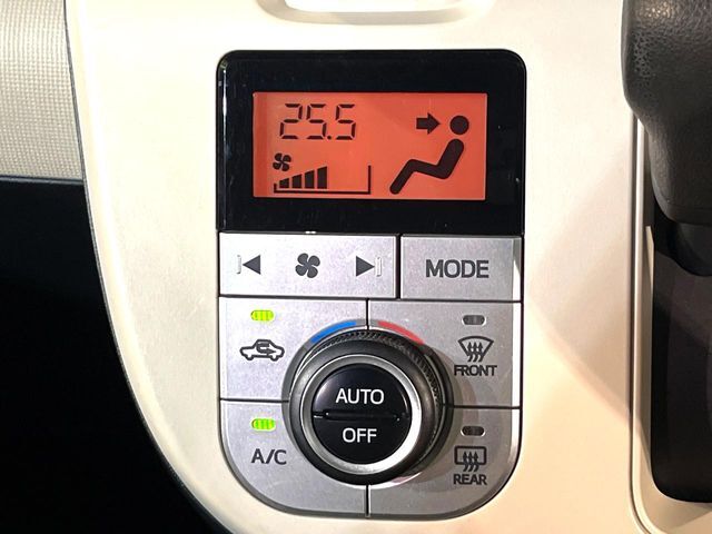 【オートエアコン】一度お好みの温度に設定すれば、車内の温度を検知し風量や温度を自動で調整。暑い…寒い…と何度もスイッチ操作をする必要はありません。快適な車内空間には必須の機能ですね♪