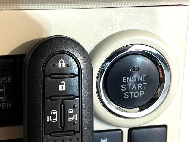 【キーフリーシステム】カバンやポケットに入れたままでもドアの施錠・解錠が可能なスマートキーを装備。エンジンのオン・オフ時もカギを取り出す必要が無いからとっても便利です♪