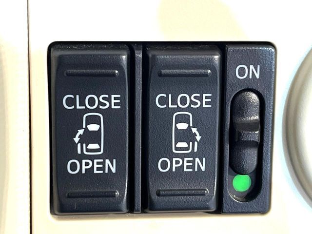 【両側パワースライドドア】スマートキーや運転席のスイッチで後席両側スライドドアの開閉が可能♪電動だから力を入れてドアを開ける必要が無く、小さなお子様でも簡単に開け閉めでき快適です♪