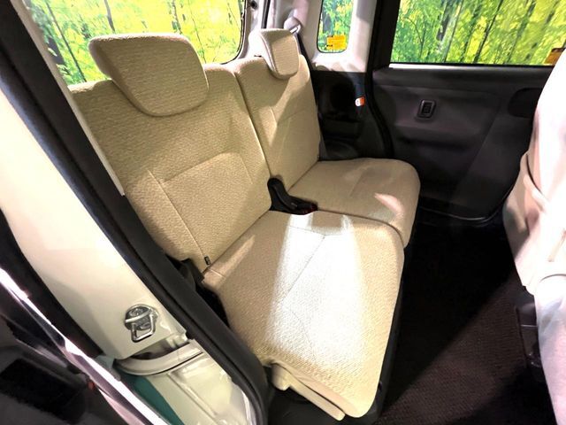 後部座席も気になるようなキズ・汚れやへたり等、大きなダメージはなく、良好な状態です。