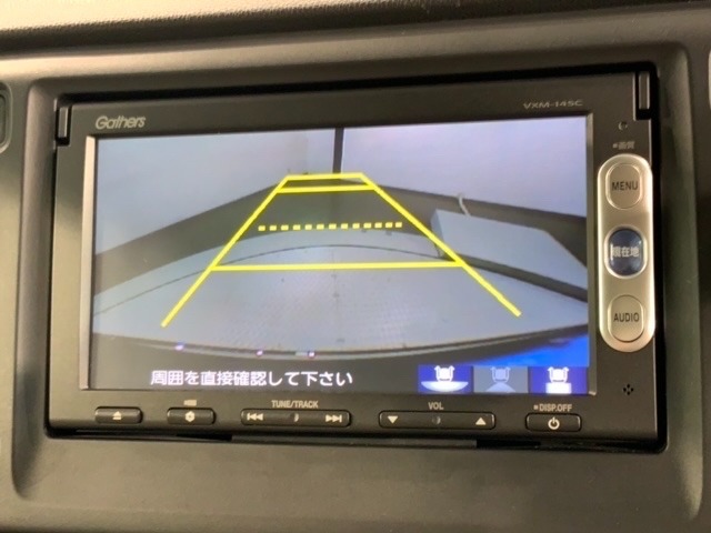 リバースギアに入れるだけで後方の表示へ切り替わります。夜間や雨の日の駐車も楽になりますよ。