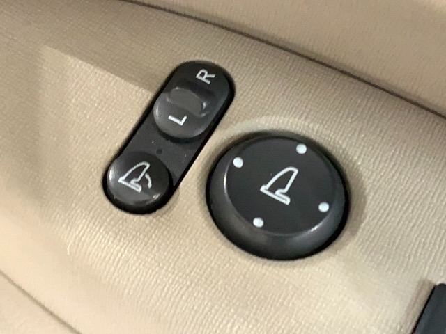 狭い駐車場で便利な電動格納ドアミラーが付いています。