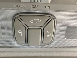 【両側パワースライドドア】スマートキーや運転席のスイッチで後席両側スライドドアの開閉が可能♪電動だから力を入れてドアを開ける必要が無く、小さなお子様でも簡単に開け閉めでき快適です♪