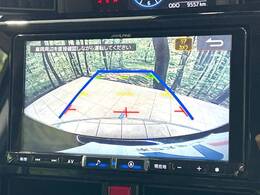 【バックカメラ】駐車時に後方がリアルタイム映像で確認できます。大型商業施設や立体駐車場での駐車時や、夜間のバック時に大活躍！運転スキルに関わらず、今や必須となった装備のひとつです！