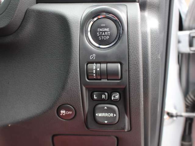 運転席廻りには、プッシュスタートスイッチ、ドアミラースイッチ、横滑り抑制機能、メーター照明調整スイッチが付いております♪