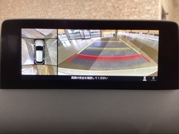 狭い場所での駐車やすれ違いなどでより的確な運転操作に役立つ360°ビューモニターが装備されています。