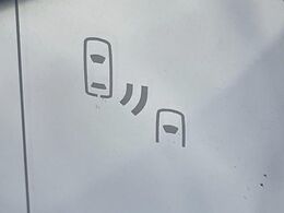 【ブラインドスポットモニター】走行中、ドアミラーの死角になりやすい箇所に後続車が接近するとサイドミラーのレンズに警告を表示！ドライバーに注意喚起をしてくれます。