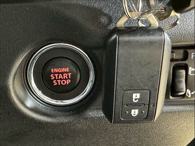 【スマートキー】車内へのアクセスやエンジン始動が楽々に行える今や必須アイテムのキー複製防止の「イモビライザー」まで備わっております。