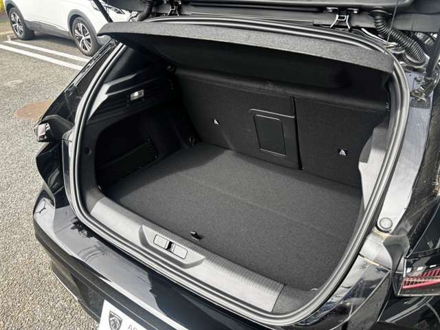 各担当者が保険募集人の資格を取得しております。お車のみならず、任意保険のご相談もお気軽にお申し付けください！