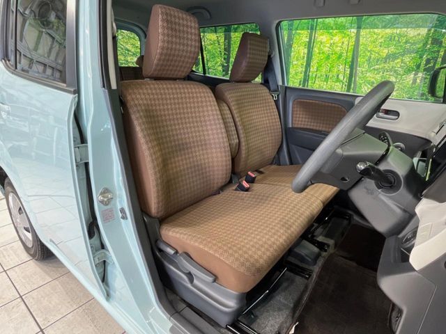運転席シート廻りは使用感も少なく、良好な状態となっています。前オーナー様が丁寧に使っていたことがよくわかりますね。