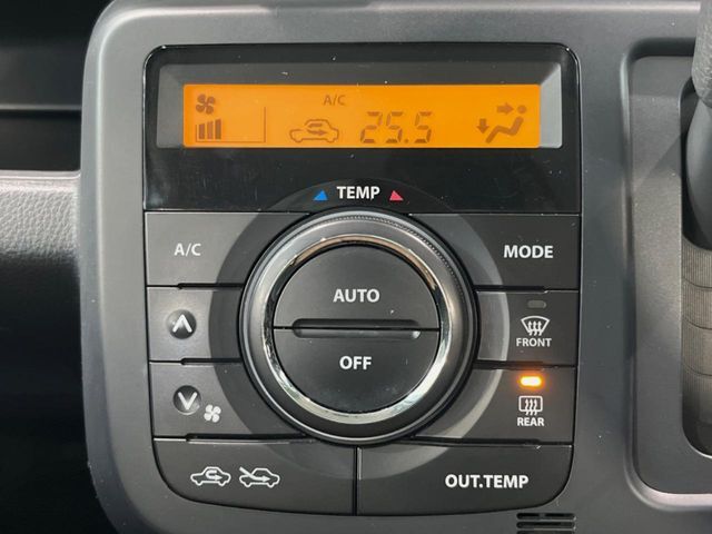 【オートエアコン】一度お好みの温度に設定すれば、車内の温度を検知し風量や温度を自動で調整。暑い…寒い…と何度もスイッチ操作をする必要はありません。快適な車内空間には必須の機能ですね♪