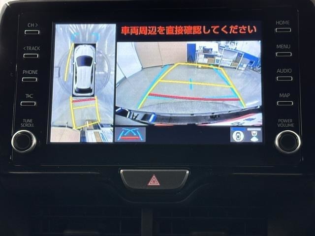 パノラミックビューモニターシステムが付いているので車の上から見た映像が確認できますよ。　一目で車両周辺の情報を確認できますが、直接安全をご確認下さい。