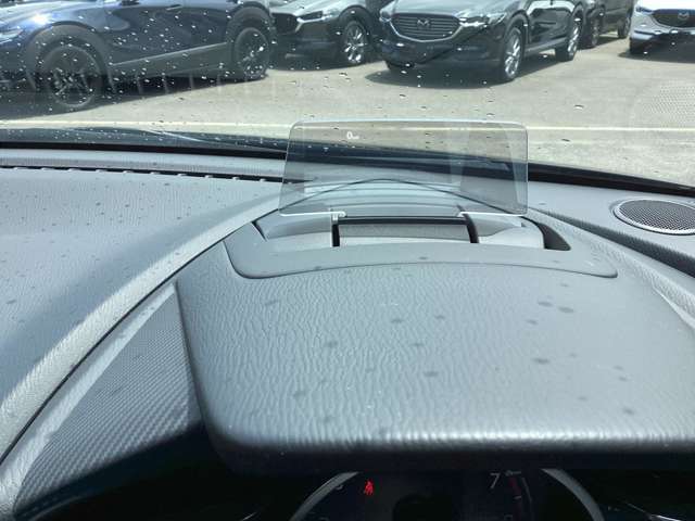 運転席前に視認性の高いディスプレイが立ち上がります。デジタルで走行距離など確認頂けます。