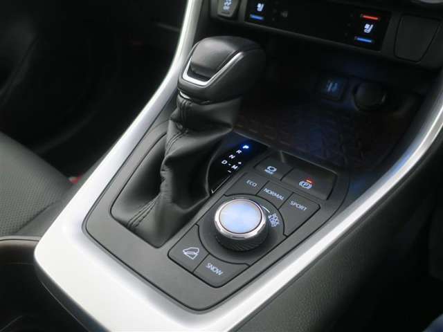 オートエアコンで夏も冬も快適に運転できます。